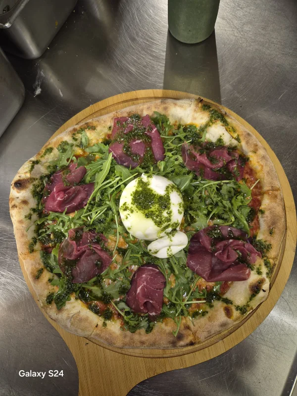 Luksus pizza med hel burrata og bresaola
