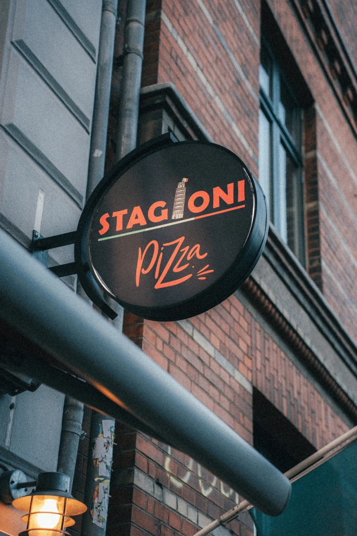 Nybago stenovnspizza med frisk basilikum