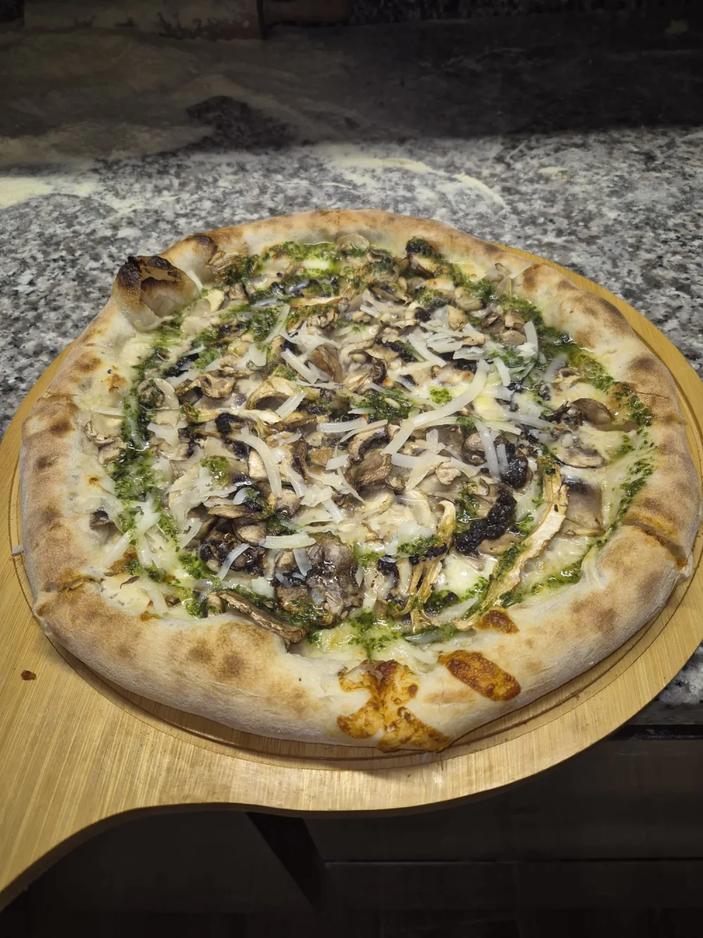 Stenovnspizza med blandede svampe og trøffelolie